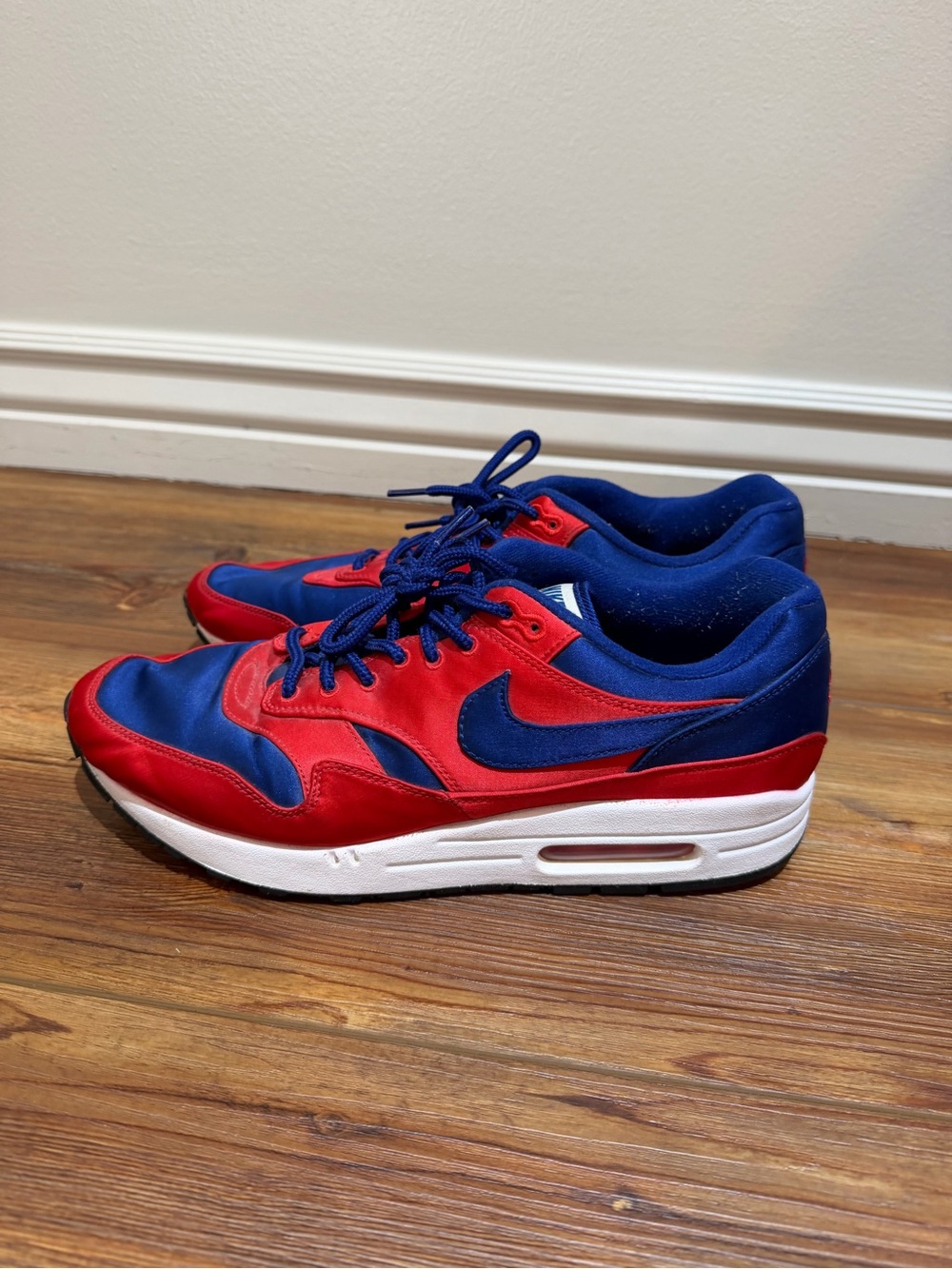 NIKE AIR MAX 1 SE US men’s 10.5 SATIN
UNIVERSITY RED DEEP ROYAL BLUE